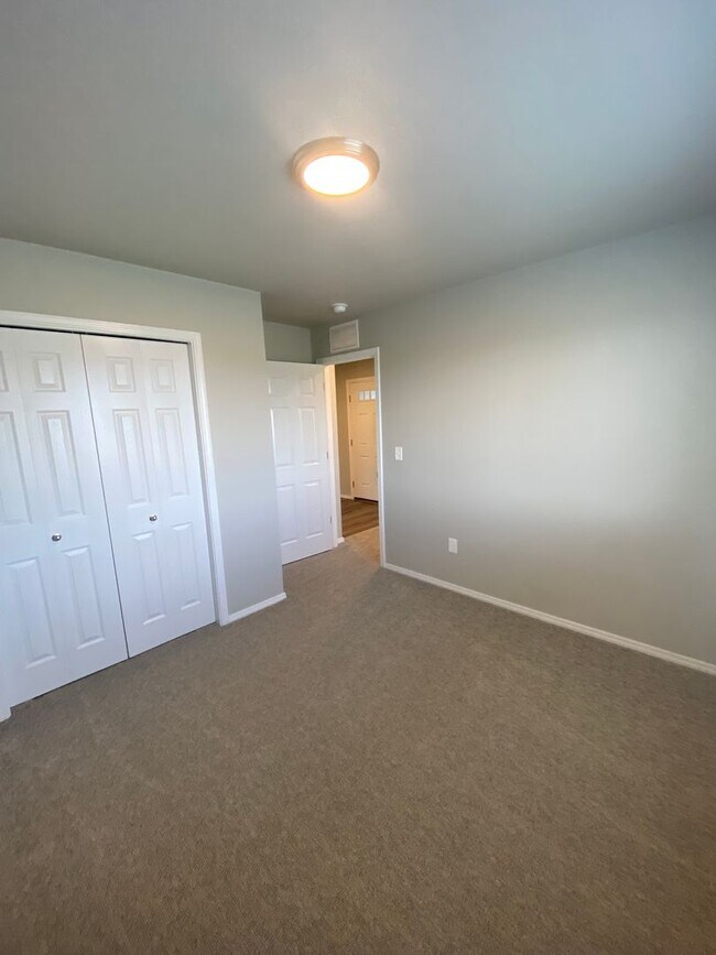 Building Photo - 3 bedroom, 2 bath home on a cul-de-sac