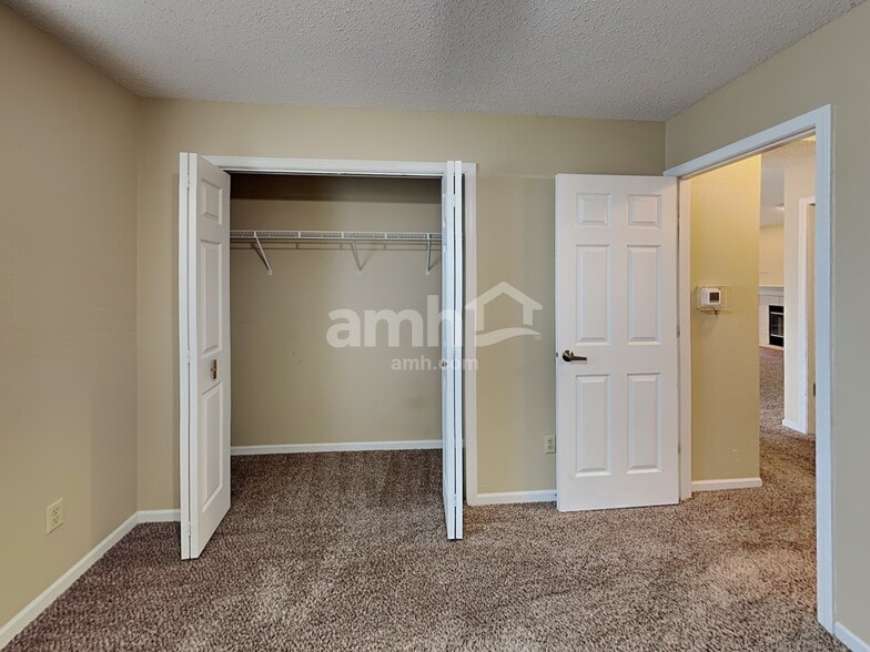 Building Photo - 571 Bay Ct N