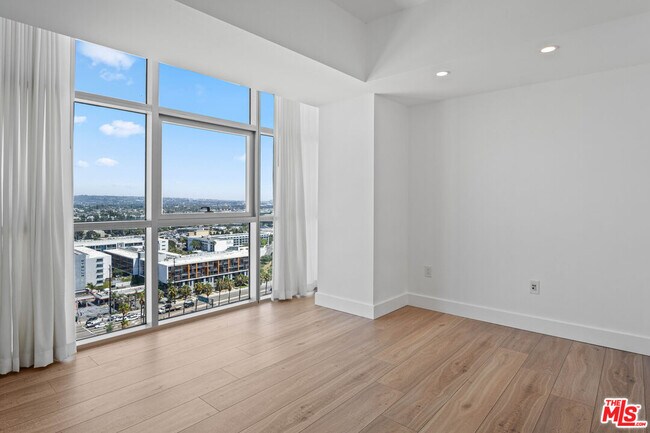 Building Photo - 13700 Marina Pointe Dr