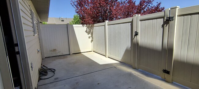 Building Photo - 3 bedroom 2.5 bath in Cedar Park right by IHC hospital.