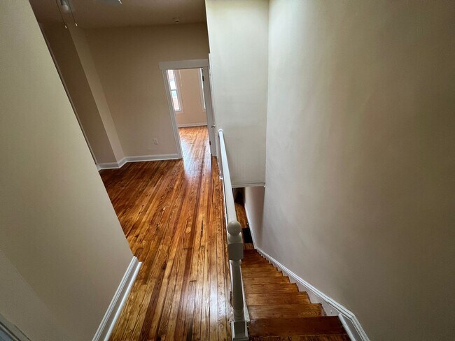 Building Photo - Stunning Newly Renovated 2 Bedroom 1.5 Bathroom