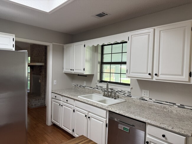 Building Photo - 122 Longleaf Cir