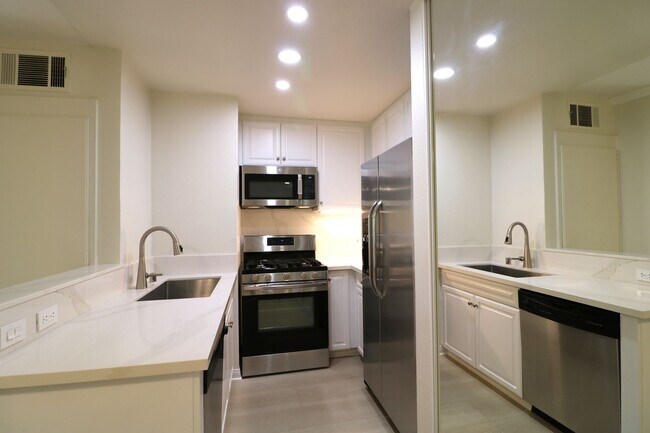 Building Photo - 5545 Canoga Ave