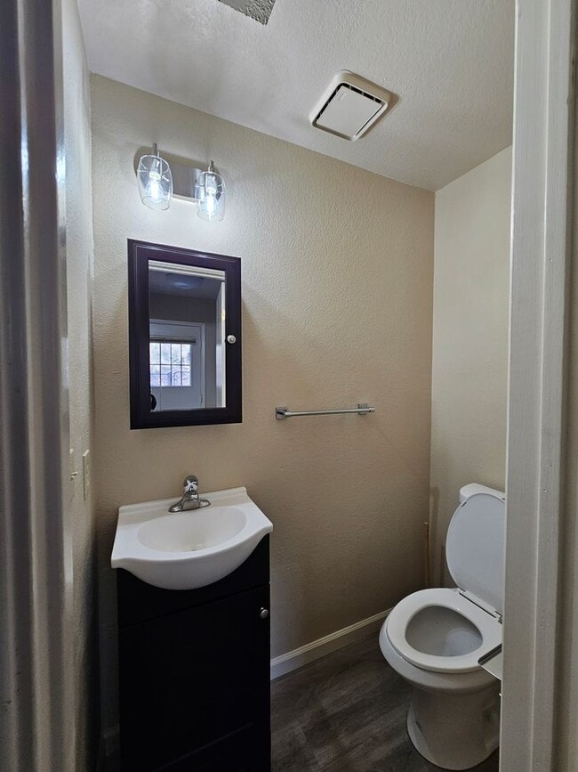 Building Photo - Immaculate 2 Bedroom Unit - Close to UNR!