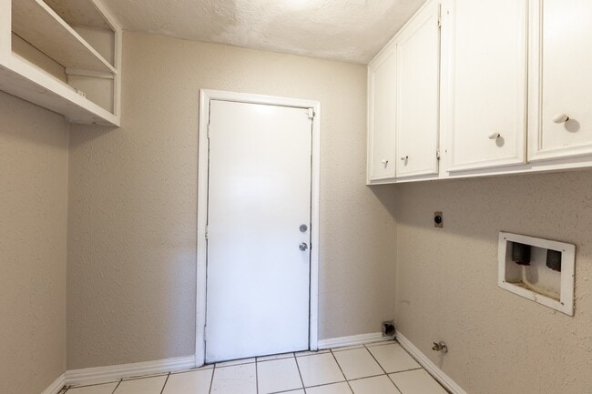 Building Photo - 6030 Gallant Forest Dr