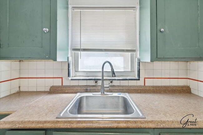 Building Photo - $1300 3 bedroom bungalow