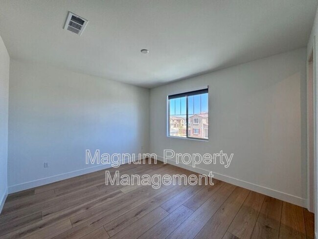 Building Photo - 25061 River Peak Dr