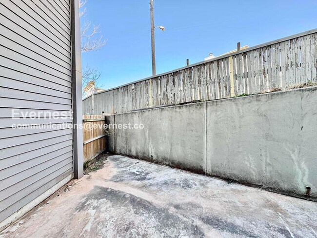 Building Photo - 1327 S Lawton Ave