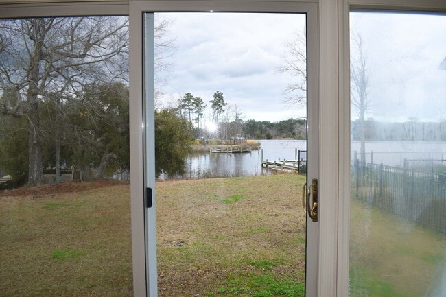 Building Photo - Great Waterfront Brick Home