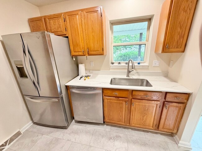 Building Photo - 2 Bedroom (+ Office) Home Burlington Available 8/1