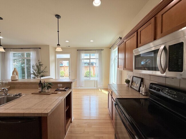 Building Photo - For Rent – Bright & Spacious Home with Bonus Room