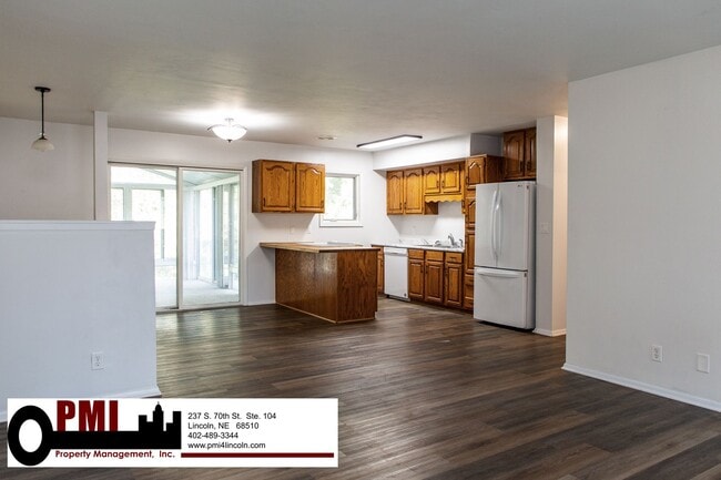 Building Photo - 8030 N Hazelwood Dr
