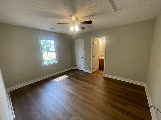 Building Photo - Available Now! Desirable 2 bed 2 bath dupl...