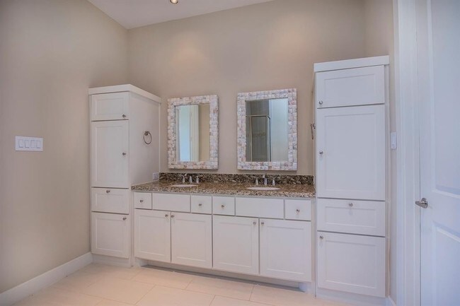 Building Photo - Contemporary townhome, rooftop terrace awa...