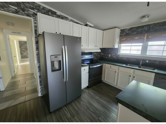 Building Photo - 235 Alview Dr