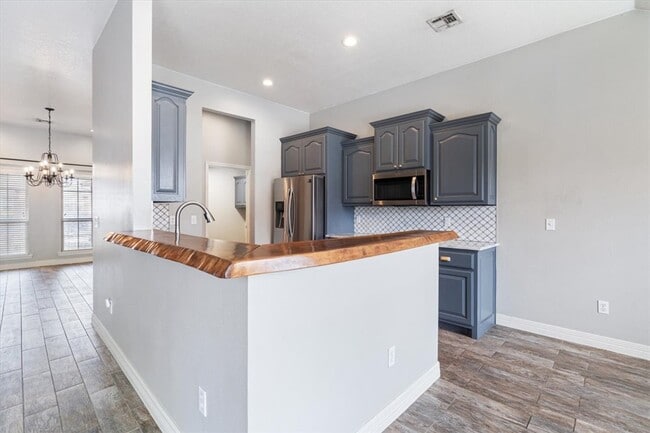 Building Photo - 101 Hoss St