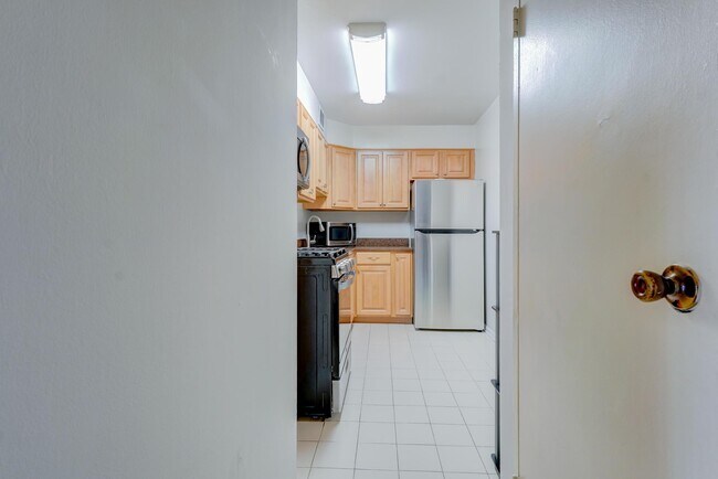 Building Photo - 7400 Lakeview Dr