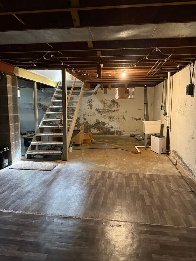 Building Photo - 800 W 23rd St