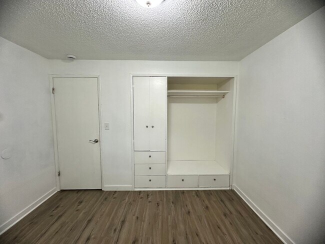 Building Photo - ZAGY Gig Harbor 10 (6311/13)
