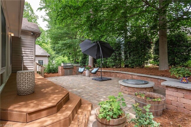 Building Photo - Spacious 4 Bedroom in Lake Jeanette - Larg...