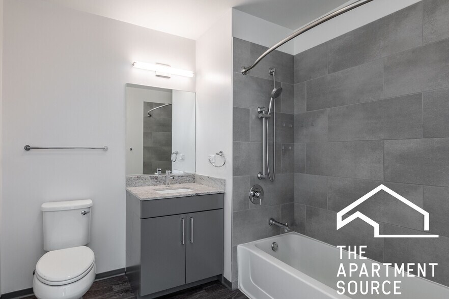 Building Photo - 2340 N California Ave