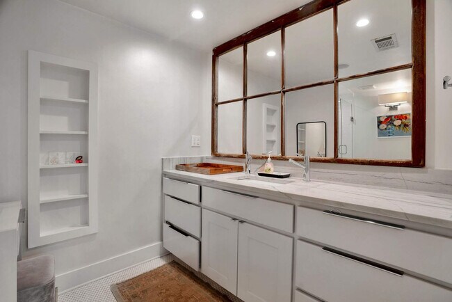 Building Photo - 802 N Park Ave