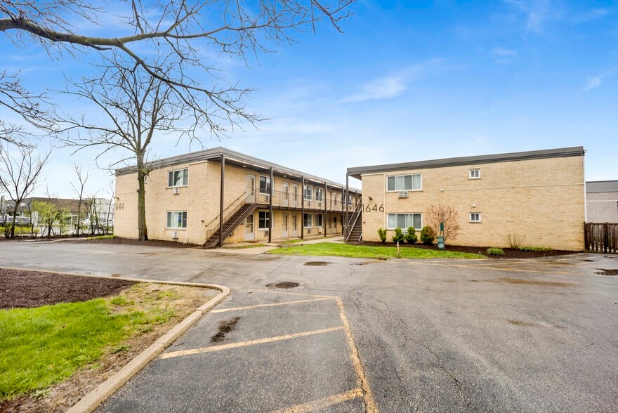 Building Photo - Chestnut Court Apartments
