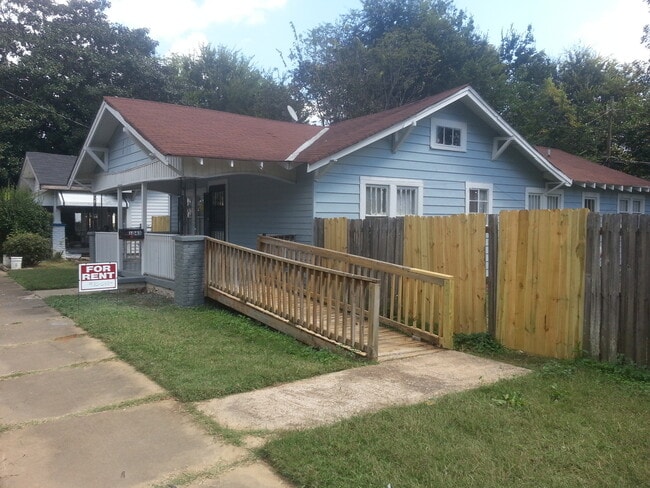 Building Photo - Large 4 bedroom 2 bathroom with huge privacy fenced back yard
