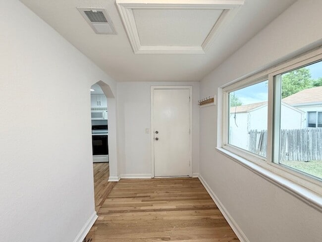 Building Photo - Move-in Ready Ranch