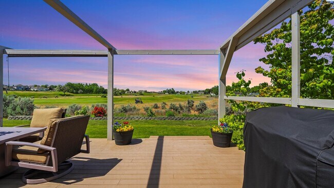 Building Photo - Fully Furnished and available for the holi...