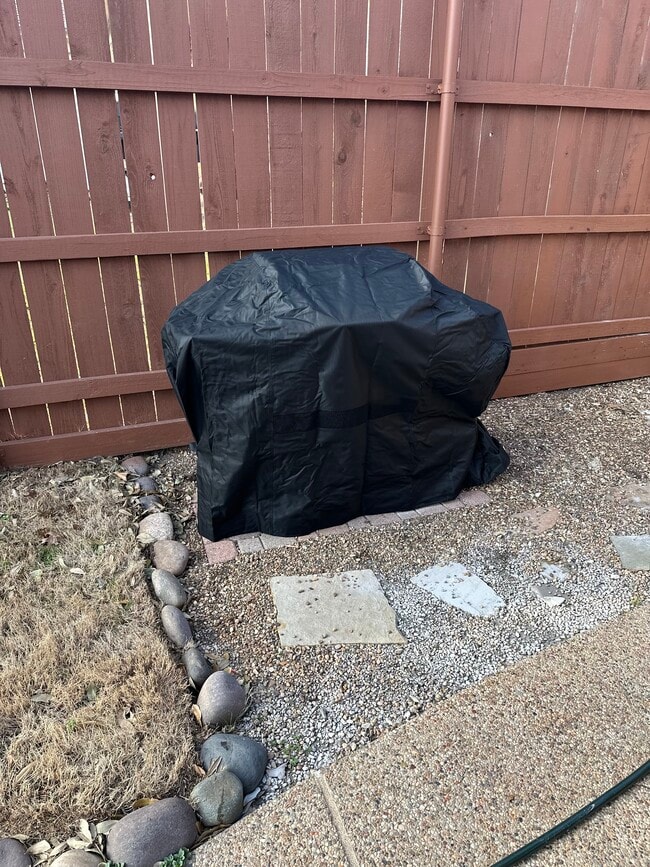 Building Photo - 8467 Willow Creek Dr