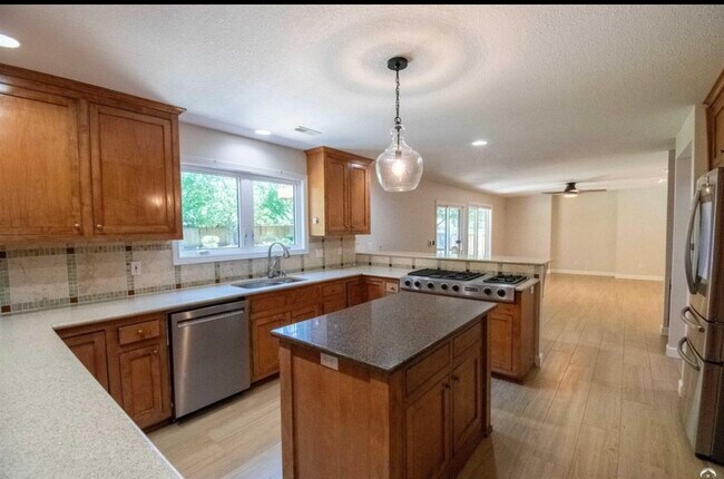 Amazing kitchen with gas stove and double ovens - 1524 Foxfire Dr