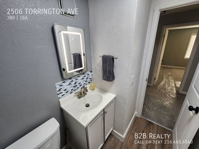 Building Photo - 2506 Torrington Ave