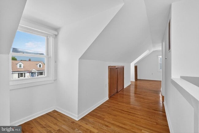 Building Photo - 5831 33rd Ave