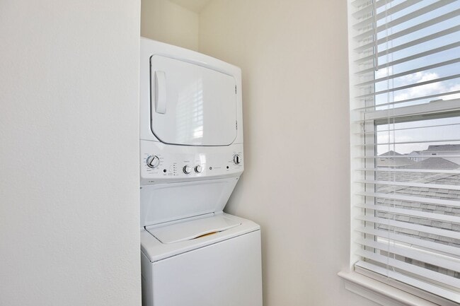 Building Photo - Modern 1/1 Garage Apartment Living with 1 Car Garage in the Heart of Laureate Park!