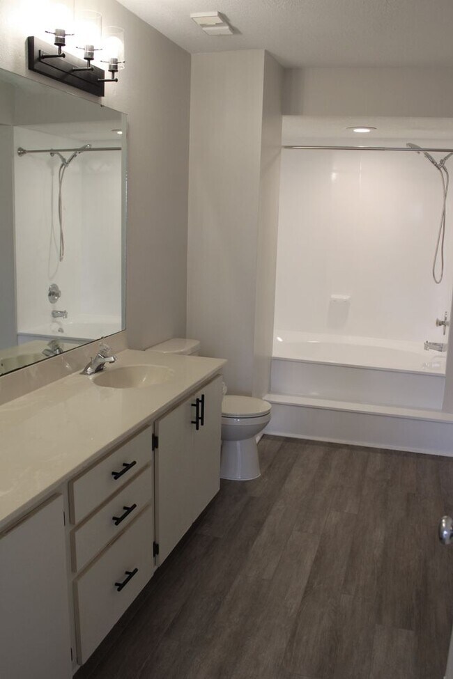 Building Photo - Unfurnished Annual Updated Ground Level 2/2 split plan Condo-Vista Verde East (Isla Del Sol)