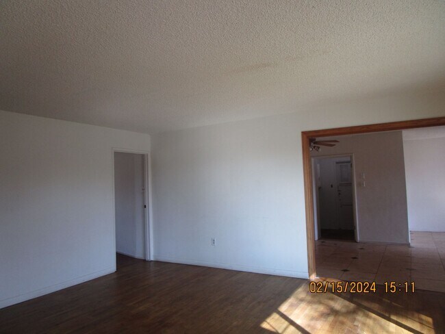 Building Photo - East Bakersfield Ready to Move In House wi...