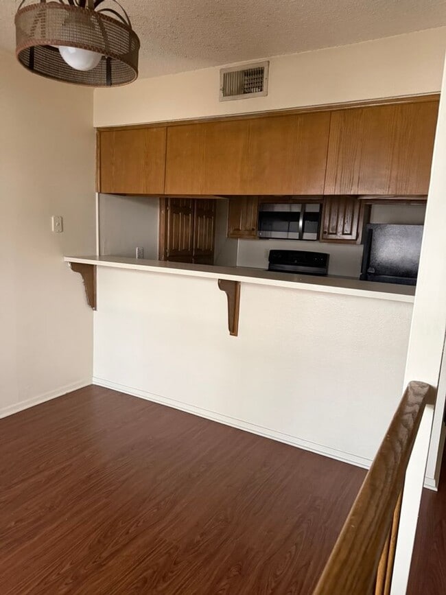 Building Photo - Conveniently Located 2 Bedroom Unit