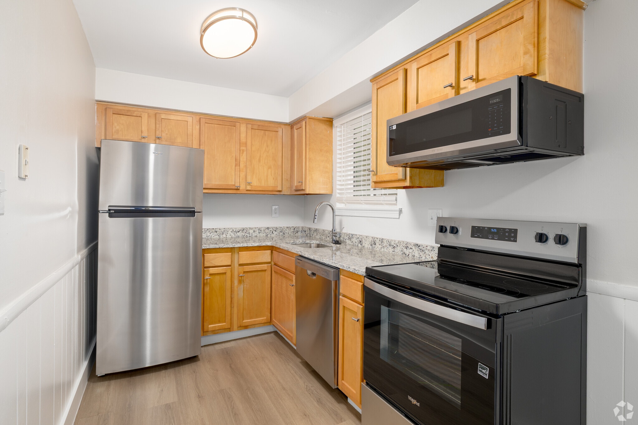 2BR,1BA - 900SF - Kitchen - Livingstone Apartment Homes