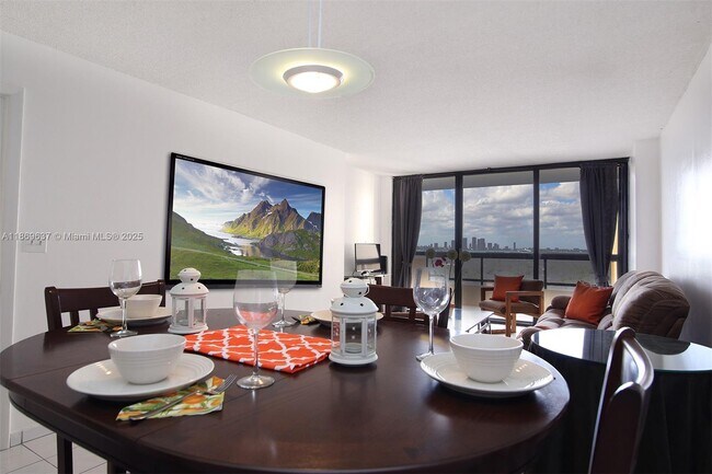 Building Photo - 2555 Collins Ave