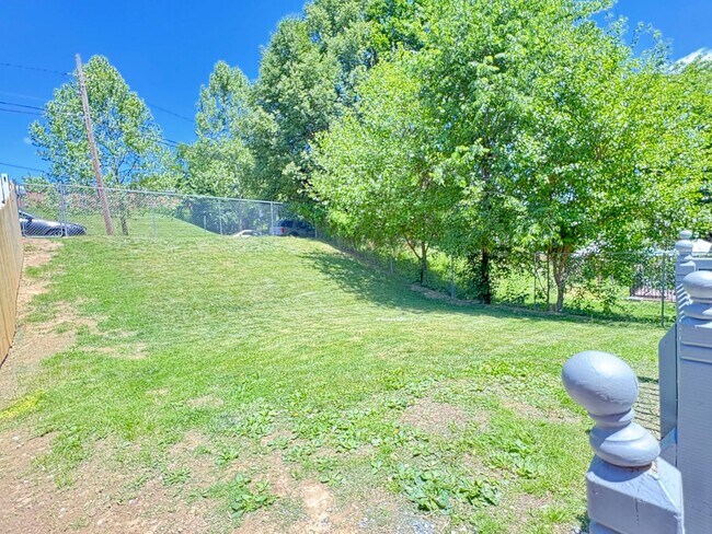 Building Photo - 2 Bedroom 1 Bathroom Townhome Available in Lancaster!