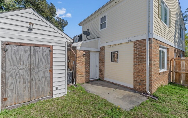 Building Photo - 809 Hampstead Ct