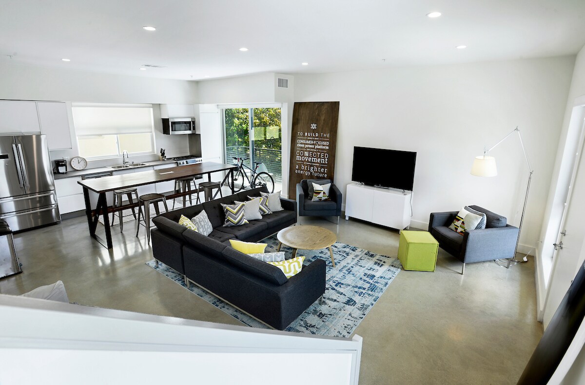 Building Photo - 2496 S CENTINELA Ave