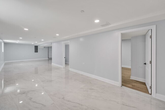 Building Photo - 1115 N Taylor Ave