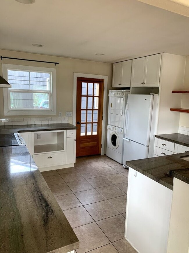 Building Photo - Montavilla 2bd remodeled bungalow. Large k...