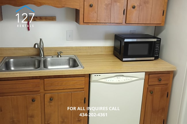 Building Photo - Spacious 3-Bedroom End Unit with Pool, Washer & Dryer, and Included Lawn Care