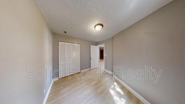 Building Photo - 714 E 3rd St