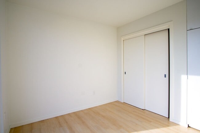 Building Photo - Modern & Bright Corner Urban 1 Bed w DW & W/D!