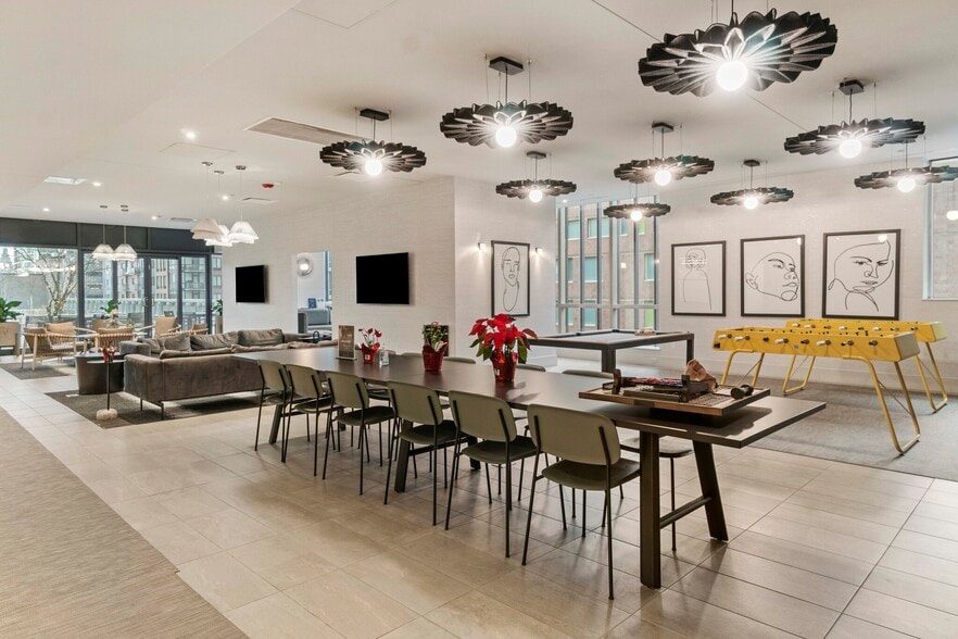 Building Photo - 635 S Clark St