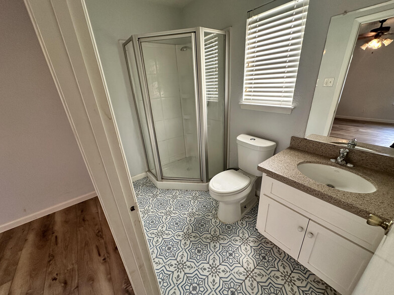 Master bath - 4814 Rollingfield Dr